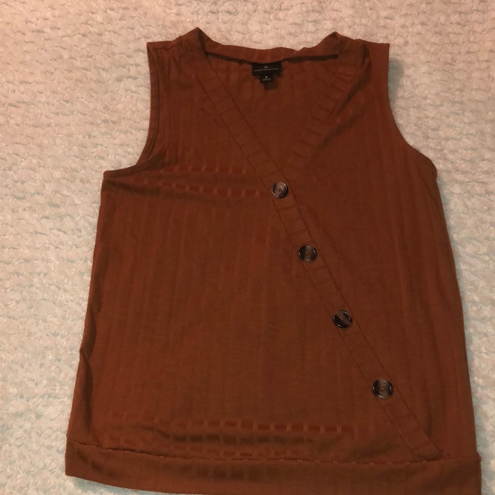 Sleeveless bouse